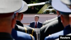 Украина президенті Петр Порошенко қорғаныс министрлігінің оқу орнында түлектерге диплом тапсырып тұр. Киев, 18 маусым 2014 жыл. (Көрнекі сурет)