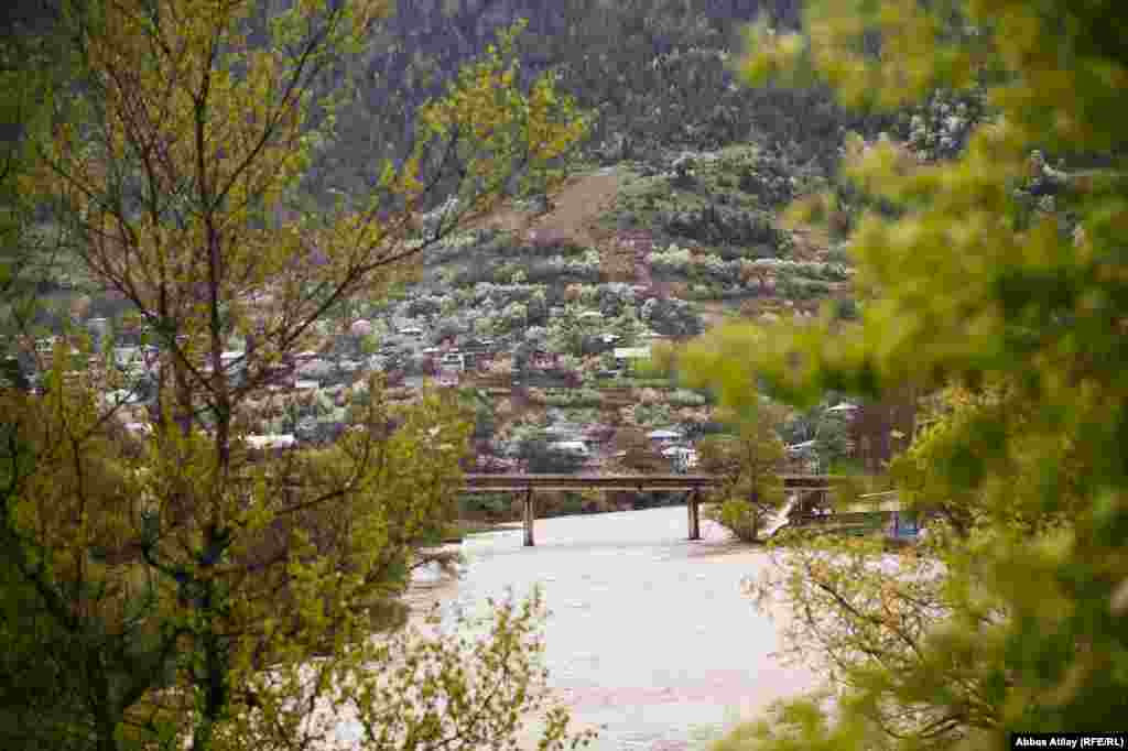 Borjomi ətrafı təpəliyə səpələnmiş evlər.