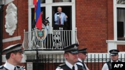  Основатель WikiLeaks Джулиан Эссанж выступил с балкона посольства Эквадора в Лондоне 