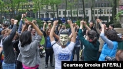 АҚШ жастарының Occupy Wall Street қарсылық акциясы. Мамыр 2012 жыл.