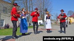 На Алеі славутых землякоў граюць музыкі з Польшчы