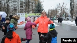 Лариса Дорохина с детьми на городском празднике