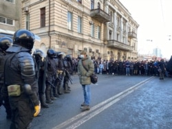 ОМОН и протестующие на улицах Владивостока