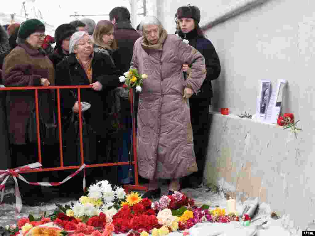 Людмила Алексеева возлагает цветы на месте убийства адвоката Станислава Маркелова