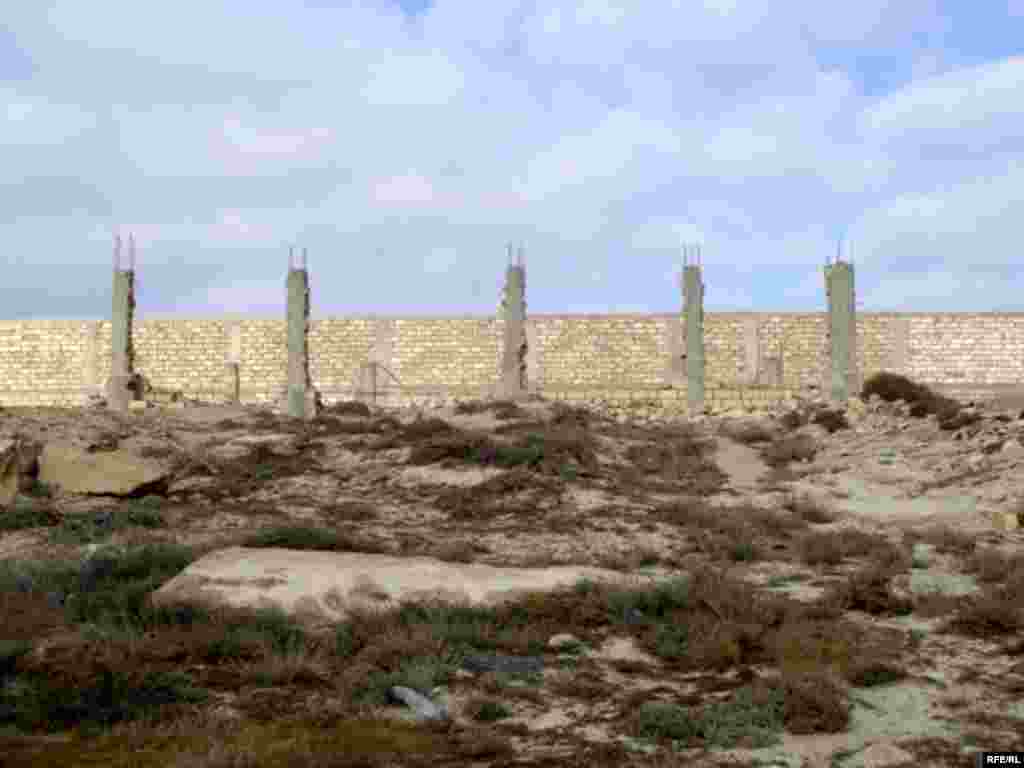 Dövlət Yol Polisinin Qaradağdakı postundan başlamış düz Qobustan qəsəbəsinə qədər yol boyu dənizin sahili 4 metrlik hasara alınıb (Foto 2008-ci ildə çəkilib)