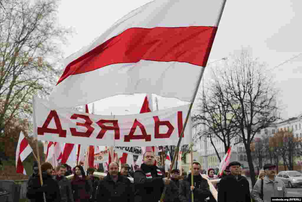 Удзельнікі шэсьця прынесьлі шмат бел-чырвона-белых сьцягоў