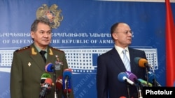 Ermənistan və Rusiyanın Müdafiə nazirləri Seyran Ohanyan və Sergey Shoygu mətbuat konfransında, 29.01.2013