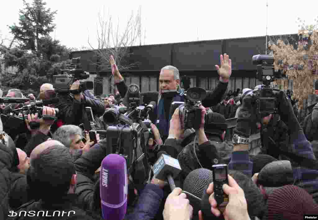 Hovannisian Yerevanda etiraz aksiyası zamanı tərəfdarları arasında. 21 fevral 2013