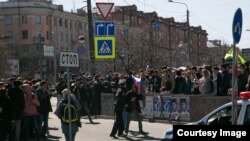 Челябинск, одно из задержаний участников акции "Он нам не царь", 5 мая 2018. Фото: Георгий Лицицкий