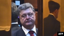 Украинский президент Петр Порошенко после завершения многочасовых переговоров