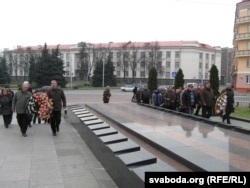 Ускладаньне вянкоў і кветак да помніка воінам-вызваліцелям на плошчы Працы ў Гомелі