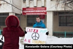 Константин Голава әскердегі қызметке балама туралы акция өткізіп тұр.