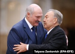 2017 жылғы 30 қараша. Александр Лукашенко Қазақстанның сол кездегі президенті Нұрсұлтан Назарбаевты Минскіде қарсы алып тұр.