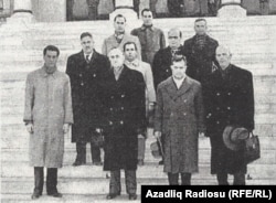 M.Ə.Rəsulzadə azərbaycanlı mühacirlərlə birlikdə Atatürk mavzoleyini ziyarət edir - 1954