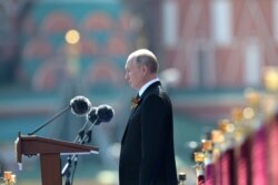 Президент России Владимир Путин был без маски.