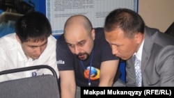 Wikimedia қорының өкілі (ортада) Turkic Wikimedia conference жиынында. Алматы, 21 сәуір 2012 жыл.