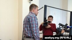 Қарулы шабуылға ұшыраған «Паллада» қару-жарақ дүкені директоры Артем Горлаев сотта тұр. Ақтөбе, 15 қыркүйек 2016 жыл.