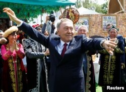 Қазақстанның сол кездегі президенті Нұрсұлтан Назарбаев Қазақстан халқының бірлігі күні мерекелік шарада билеп жүр. Алматы, 1 мамыр 2016 жыл.