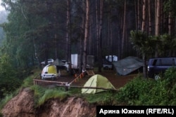 Машины и палатки ставили не только в сосновом бору,но и на самом берегу Тары