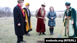 Палякі пасадзілі каля сядзібы некалькі дрэўцаў