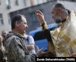 Часть священнослужителей в Донецке поддерживают "ДНР". На этом фото один из них благословляет одного из военных командиров сепаратистов Игоря Стрелкова