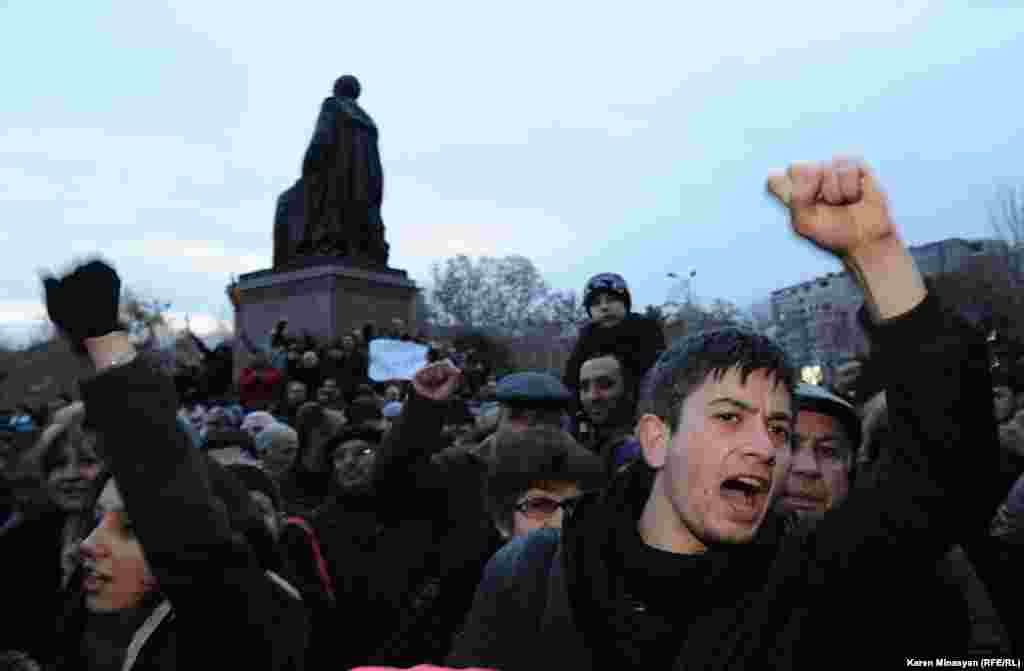 Hovannisian-ın tərəfdarları Yerevanda etiraz aksiyası zamanı. 20 fevral 2013