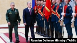 Müdafiə nazirləri Sergei Shoigu (solda) və Hulusi Akar Moskvada