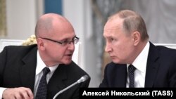 Заместитель главы президентской администрации Сергей Кириенко совещается с президентом РФ Владимиром Путиным