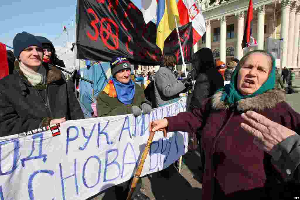 Прыхільніца Лукашэнка перад намётавым мястэчкам