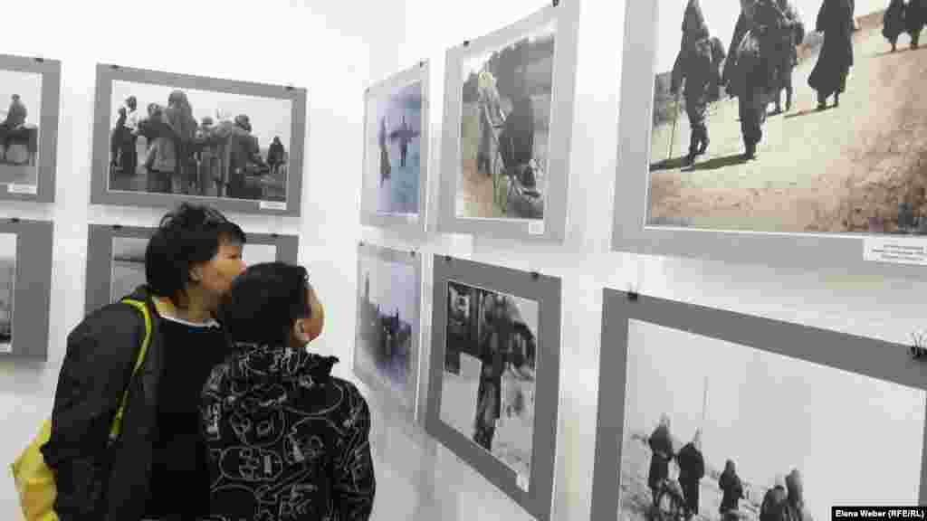 Мұражайға жасөспірімді ертіп келген әйел фотокөрмедегі ашаршылық азабын шеккен қазақтар бейнеленген деректі суреттерді көріп тұр. Мұражай қызметкерлерінің сөзінше, 1920-1930 жылдары фотограф Дмитрий Багаев көшеде жолықтырған адамдардың өмірінің тауқыметі мен бейнет шеккен сәттерін суретке түсіріп алып отырған.