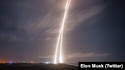 Ракета-носитель Falcon-9 возвращается на посадочную площадку после запуска спутников в космос