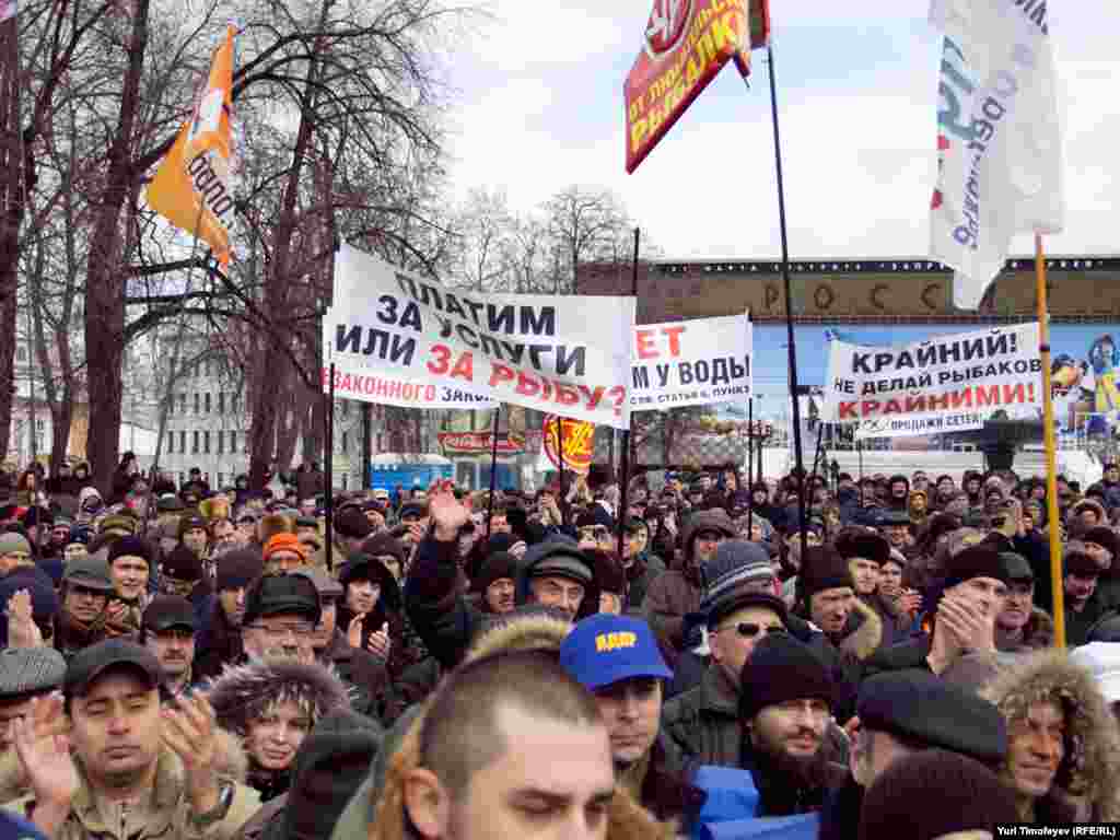 Собравшиеся требовали отметить вступившие с начала года поправки в закон "О рыболовстве"...