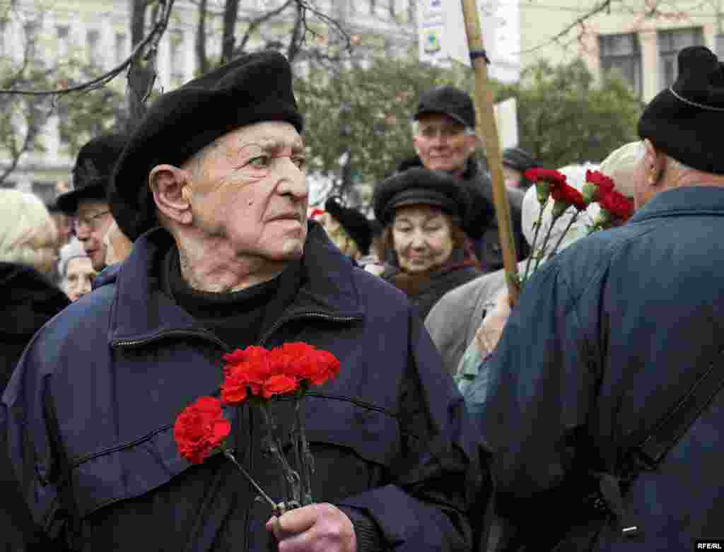 Траурный митинг у Соловецкого камня на Лубянке в день политзаключенного.