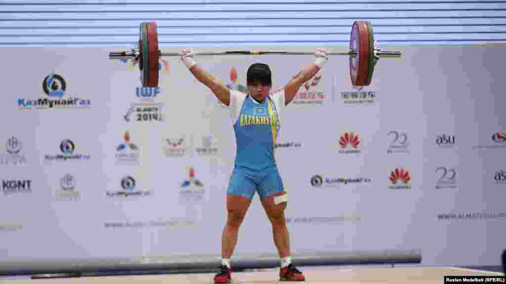 Лондон олимпиадасының чемпионы Зүлфия Чиншанло Алматыдағы әлем чемпионатында серпе көтеруде 134 килограмды көтеріп, әлем рекордын жаңартты. Ол осымен үшінші әлем чемпионатын ұтып отыр. Алматы, 10 қараша 2014 жыл.