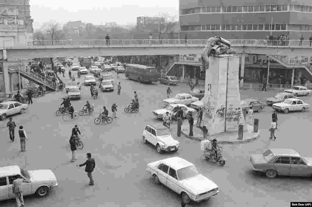 18 yanvar 1979-cu il. Tehranın mərkəzində şahın dağıdılmış heykəli.