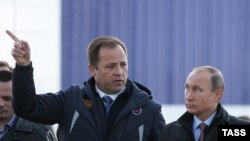 Глава "Роскосмоса" Игорь Комаров и президент России Владимир Путин (слева направо) на космодроме Восточный, 2015 год