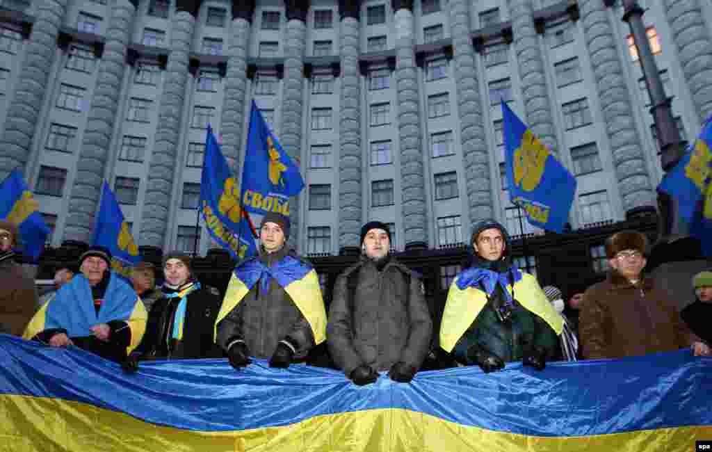 Удзельнікі пратэсту ў Кіеве блякуюць будынак ураду 2 сьнежня.