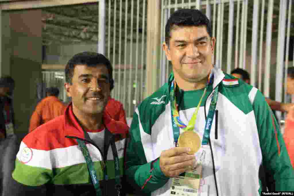 Brasil. Dilshod Nazarov Tajik hammer thrower with head of Olympic committie