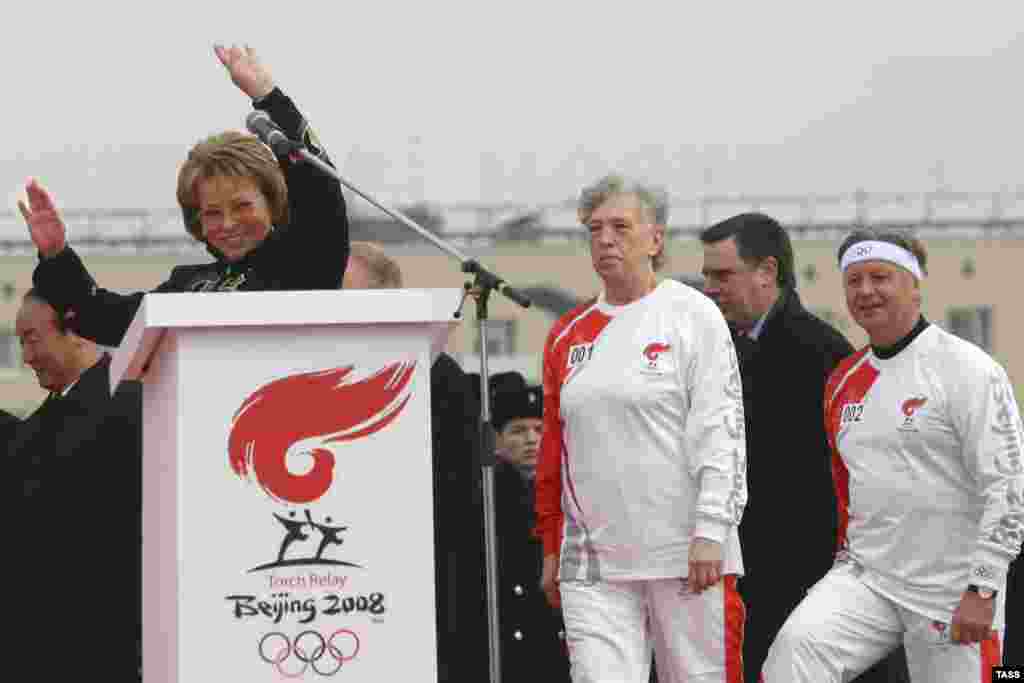 Russia -- Petersburg Governor Valentina Matvienko, Olympic champion Galina Zybina, Russian Olympic Committee President Leonid Tyagachev (L-R) greet the people with the Olympic torch during the festivities in Palace Square, 06Apr2008