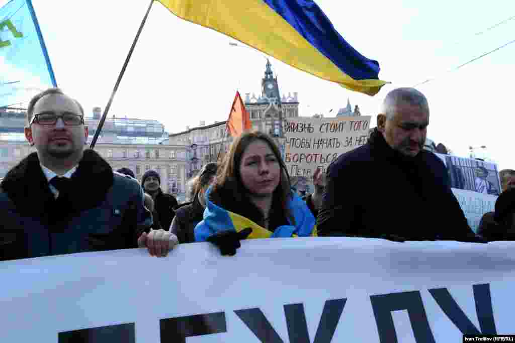 Марш памяти Бориса Немцова в Москве. В поддержку украинской военнослужащей Надежды Савченко. В центре ее сестра Вера, слева и справа&nbsp;&ndash; адвокаты Николай Полозов и Марк Фейгин