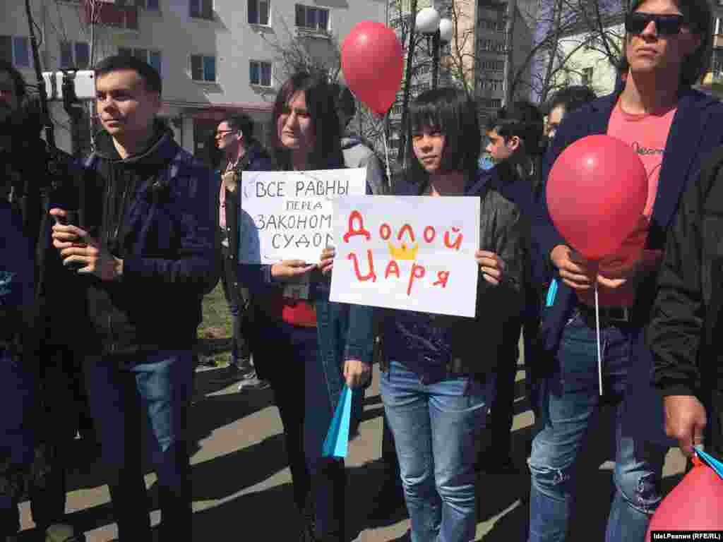 Митинговавшие держали в руках плакаты с надписью &quot;Долой царя!&quot;&nbsp;