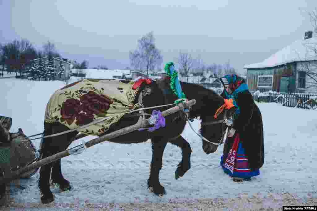 На чале працэсіі &mdash; Шчодра. Яна галоўная ў гурце. Яна пачынае сьпяваць шчадроўкі. Раскідвае зерне па хаце, каб год быў пладавітым