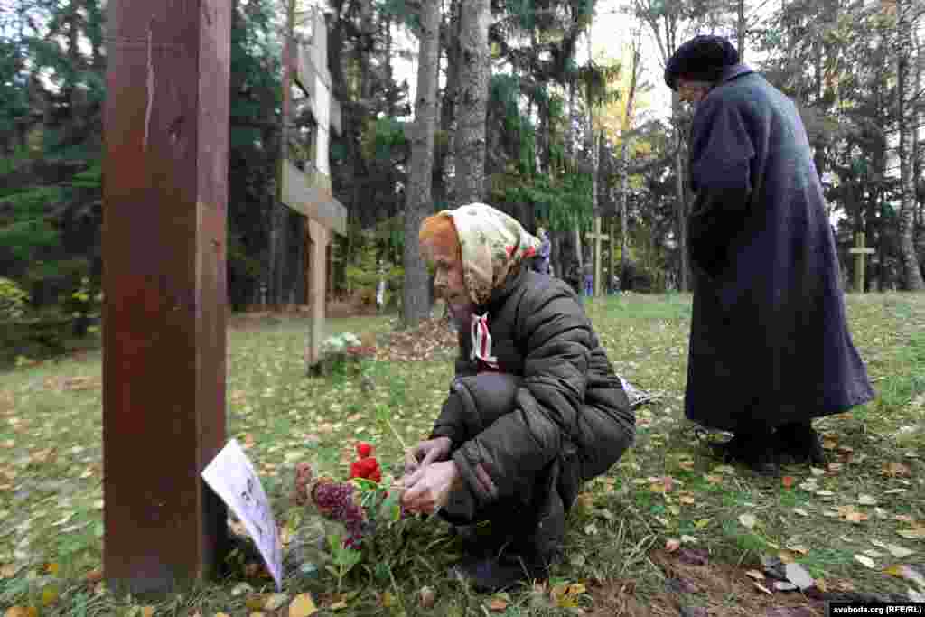 Сьвежыя кветкі&nbsp;&mdash; да&nbsp;магілаў нявінна забітых 