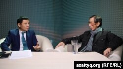 AzattyqLIVE студиясында отырған режиссер Сатыбалды Нарымбетов пен Азаттық журналисі Қасым Аманжол. Алматы, 25 желтоқсан 2015 жыл.