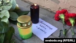 Кветкі і сьвечы пад амбасадай ЗША ў Менску ў памяць аб ахвярах тэракту ў Арланда