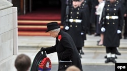 Kraliça İkinci Elizabeth Londonda "Müharibə qurbanları" abidəsi önünə əklil qoyur. (Foto arxivdəndir).