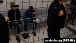 Суд Савецкага раёну Гомеля разглядае крымінальную справу за распаўсюджваньне псыхатропных рэчываў. Абвінавачаныя Кацярына і Станіслаў у судзе. 