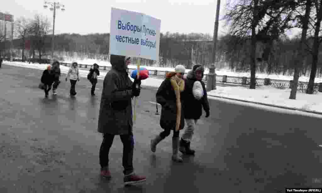 Сбор участников шествия и митинга &quot;Защитим страну!&quot; в поддержку кандидата в президенты России Владимира Путина у спорткомплекса &quot;Лужники&quot;.