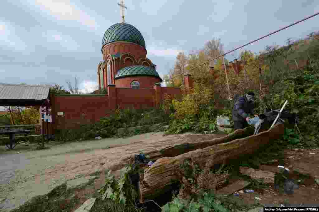 В общей сложности известно около восьми акинских родников. Не все они пригодны для питья. Вода считается мягкой, отсюда протянут водопровод в Дербышки для смешивания с тамошней жесткой водой