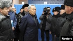 Prezident Nursultan Nazarbayev Zhanaozendə polislərlə görüşərkən